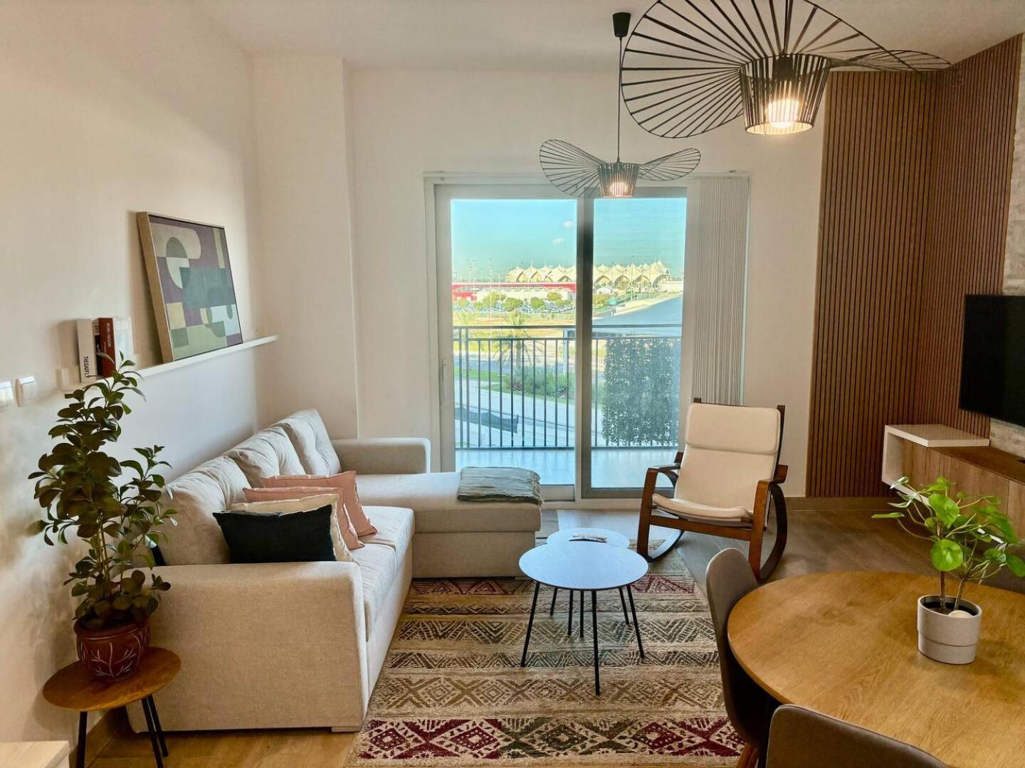 Comfy 2br Ferrari World View Apartment